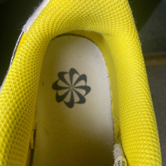 Air Force 1 Low '07 LV8 "Tour Yellow" sneakers - Picture 8 of 9